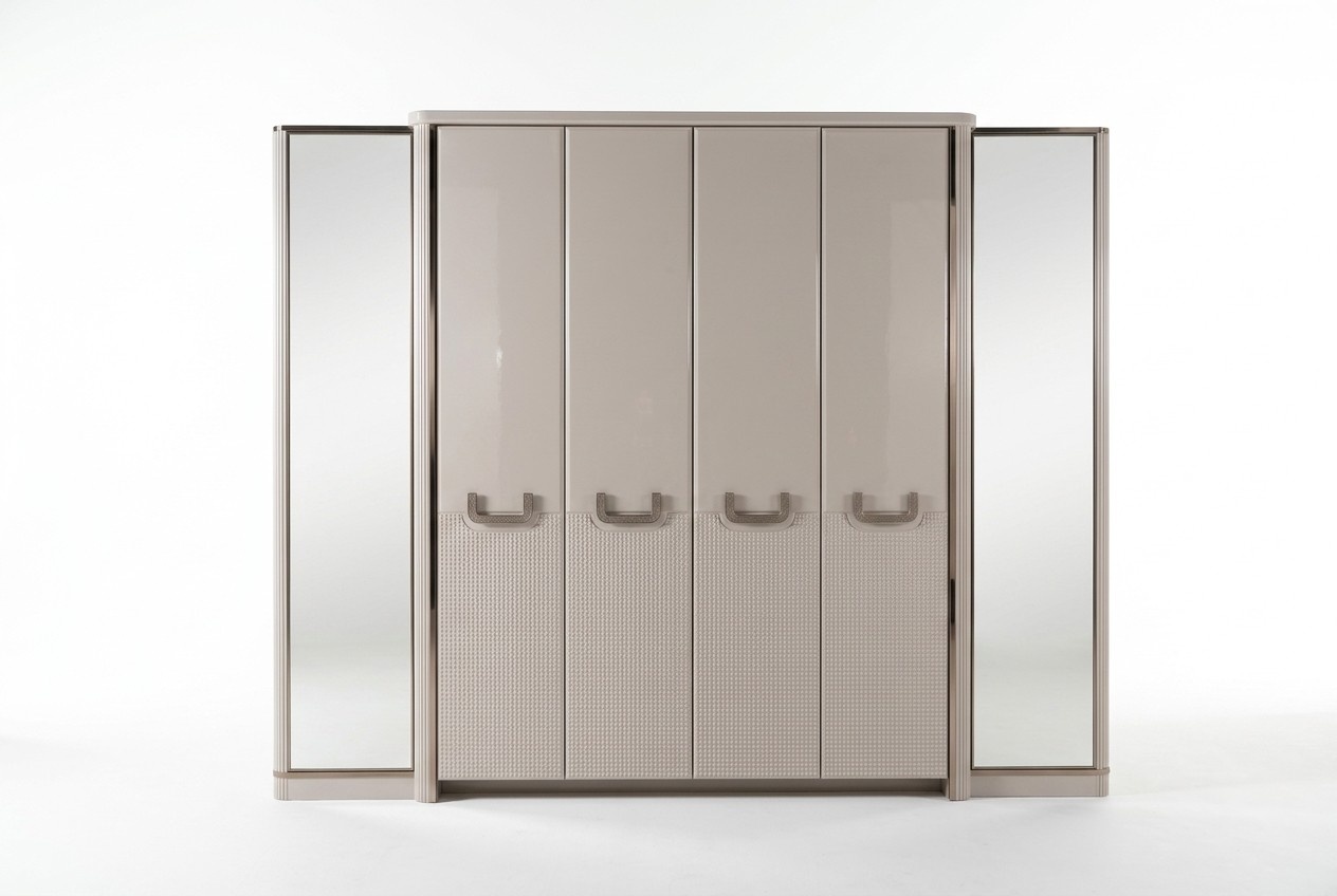 Moderner Kleiderschrank aus Holz in Beige