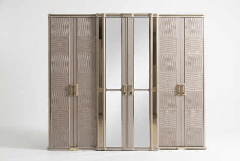 Beiger Holz Kleiderschrank im eleganten modernen Stil