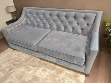 Graues Chesterfield Sofa mit stilvollem Look und gemÃ¼tlichen Sitzen Sofort